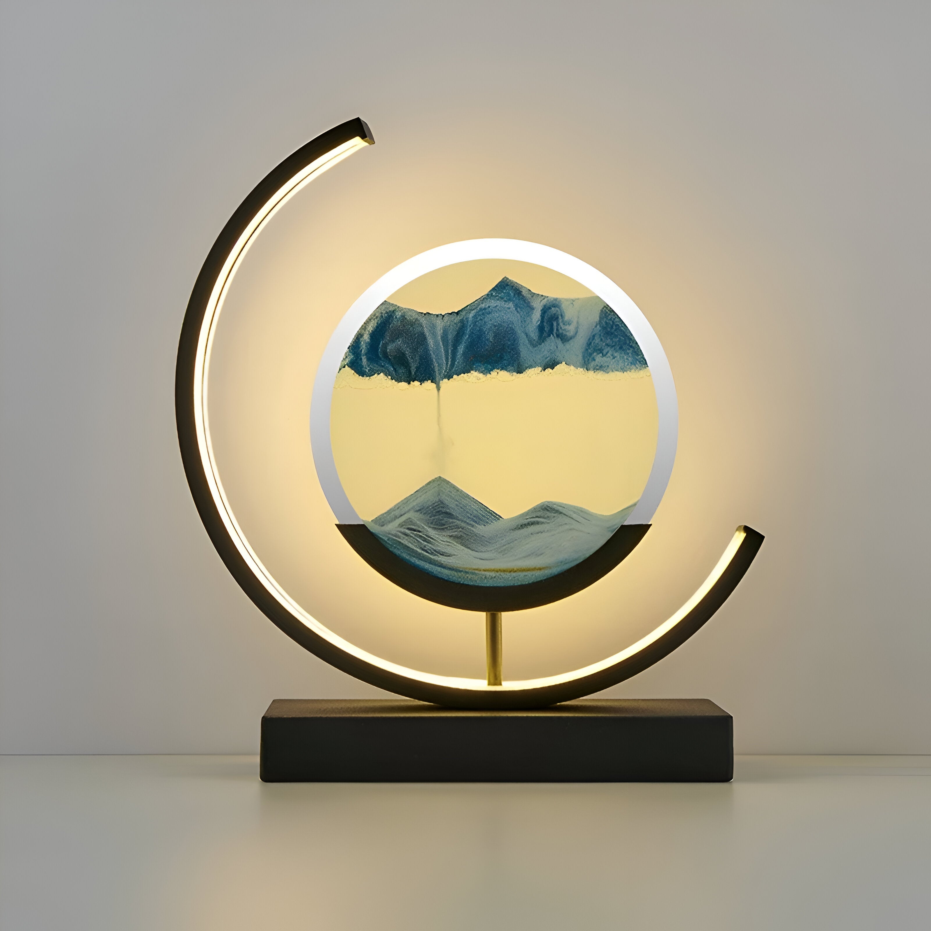 "Sandlampe med dimbart LED-lys og flytende sand i bevegelse, skaper ro og eleganse i moderne bordlampe-design."
