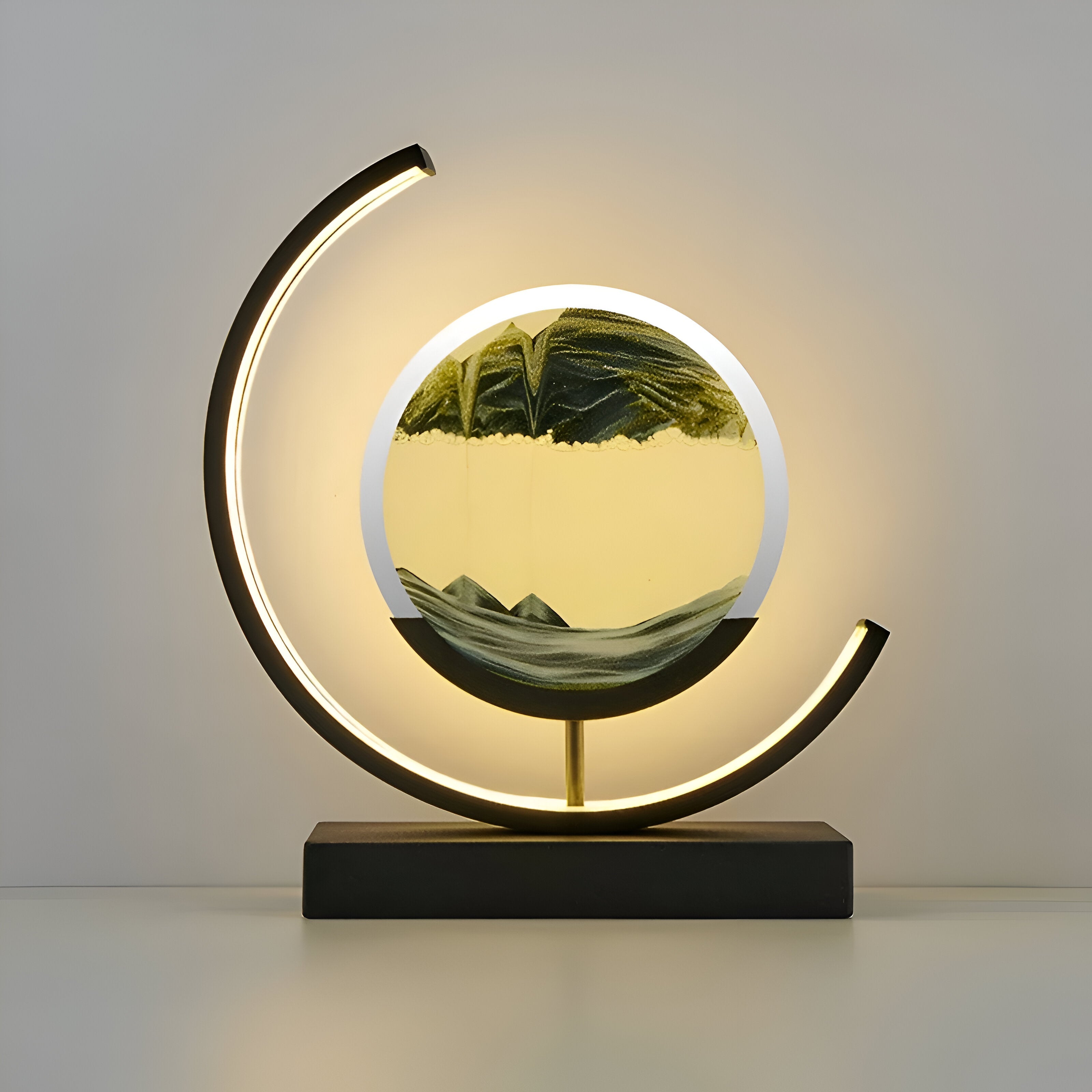 "Sandlampe med dimbart LED-lys og flytende sand i bevegelse, skaper ro og eleganse i moderne bordlampe-design."