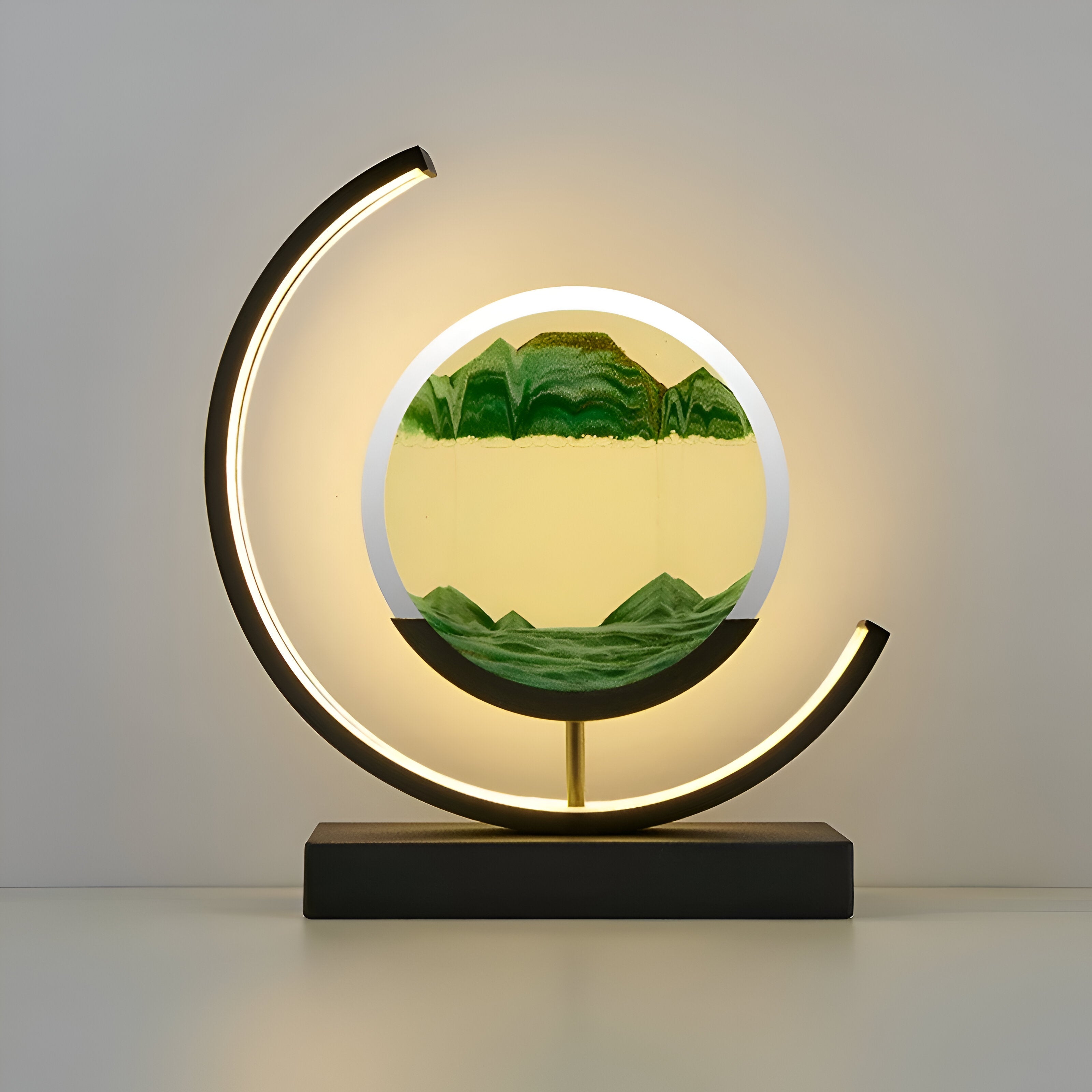"Sandlampe med dimbart LED-lys og flytende sand i bevegelse, skaper ro og eleganse i moderne bordlampe-design."