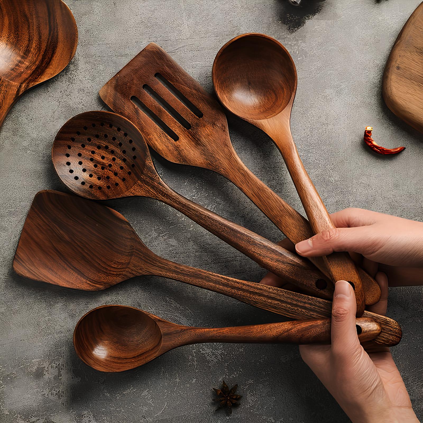 "Sett med 5 kjøkkenredskaper i naturlig teak, elegant design, inkludert spatula, øse, og spaghettiredskap."