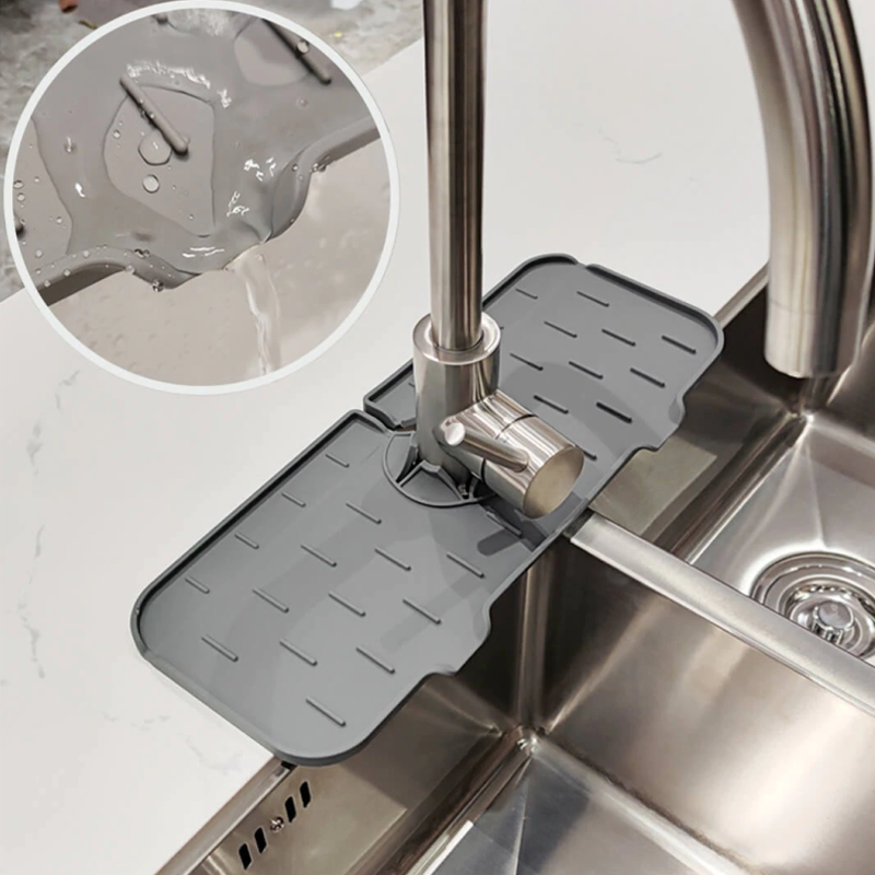 "Silikon kranhåndtak dryppfanger i stilrent grått design, holder benkeplaten tørr med effektiv vanndrenering."