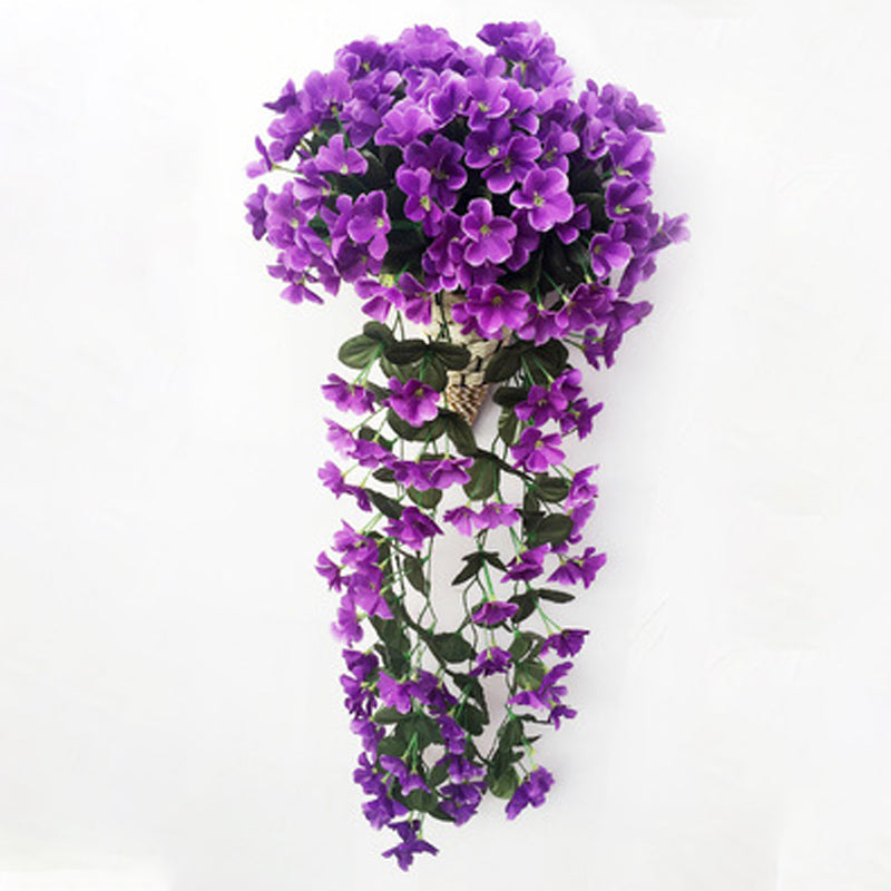 Simulert hengende blomsterkurv i naturlig stil med fargerike blomster mot nøytral bakgrunn, ideell for hjemmedekor.