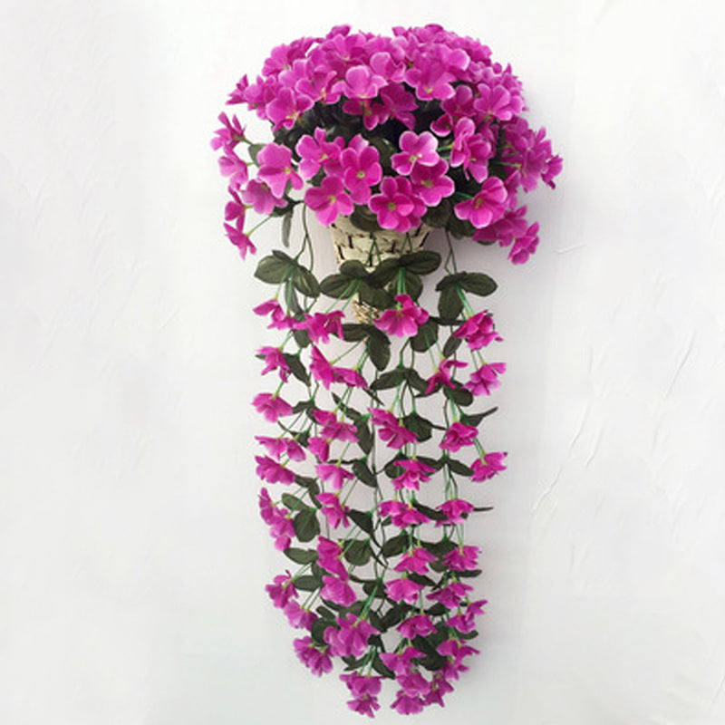 Simulert hengende blomsterkurv i naturlig stil med fargerike blomster mot nøytral bakgrunn, ideell for hjemmedekor.