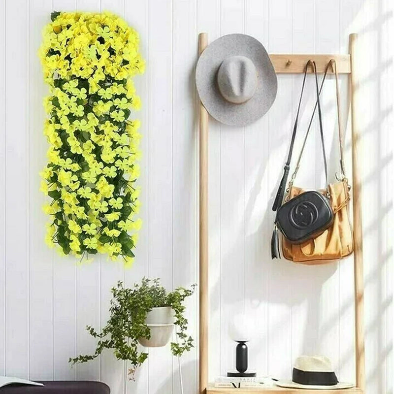 Simulert hengende blomsterkurv i naturlig stil med fargerike blomster mot nøytral bakgrunn, ideell for hjemmedekor.