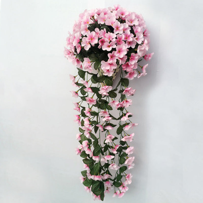 Simulert hengende blomsterkurv i naturlig stil med fargerike blomster mot nøytral bakgrunn, ideell for hjemmedekor.