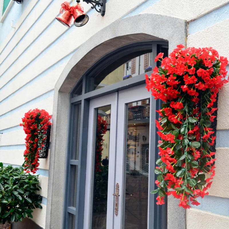 Simulert hengende blomsterkurv i naturlig stil med fargerike blomster mot nøytral bakgrunn, ideell for hjemmedekor.