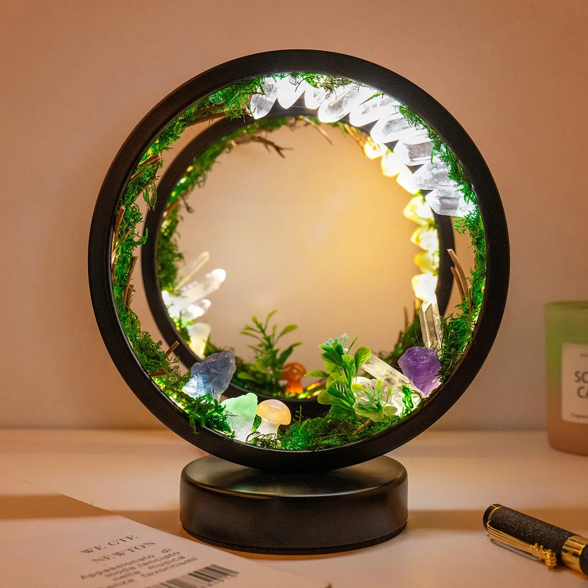Beroligende sirkulært nattlys; en moderne bordlampe med grønn dekorasjon for rolig stemning.