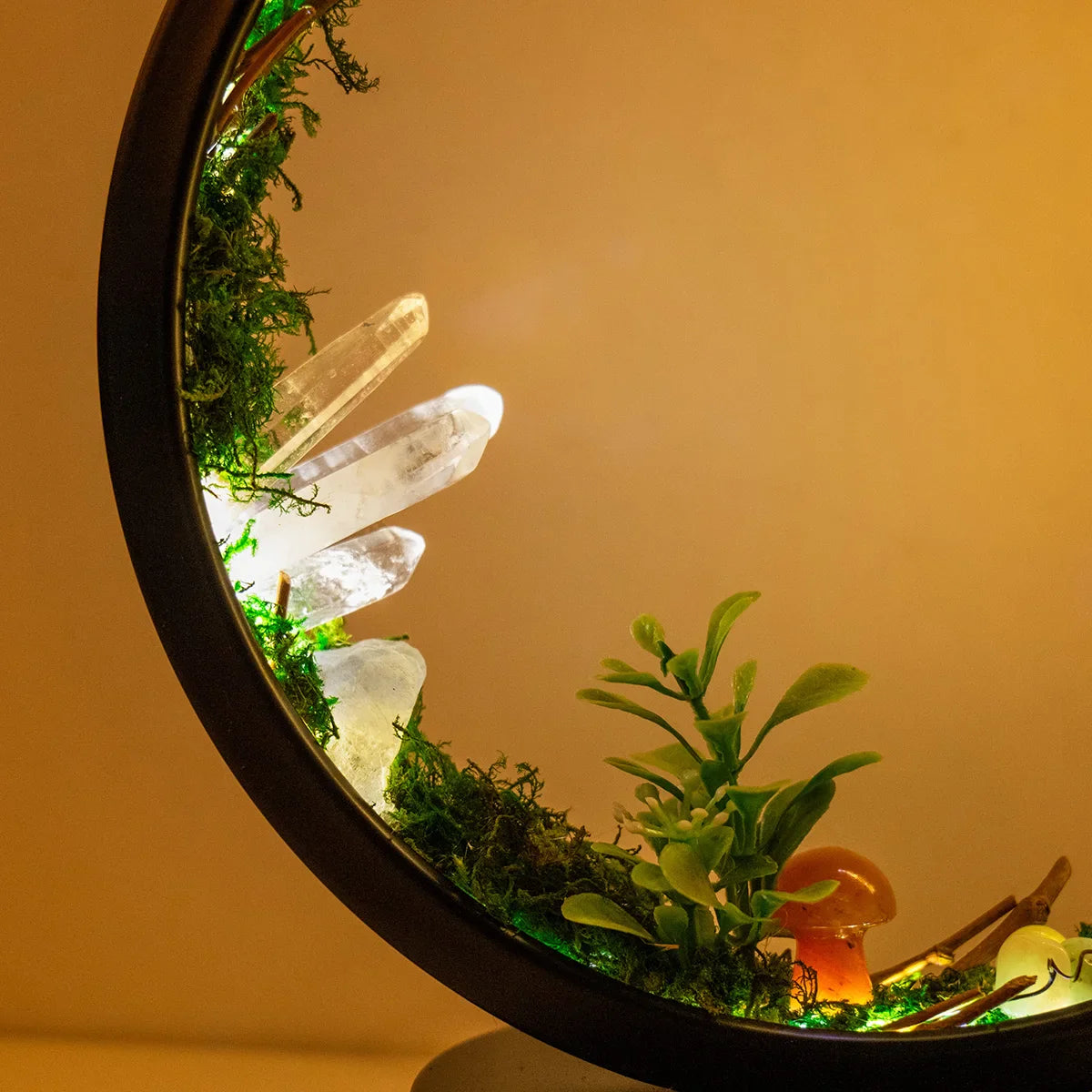 Moderne sirkulær bordlampe med grønn dekor; et koselig nattlys som forbedrer interiørdesign.