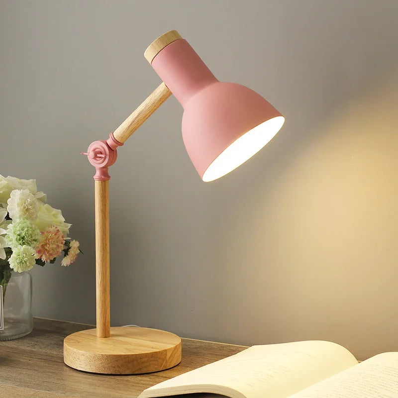 Justerbar skandinavisk bordlampe for fleksibel belysning. Perfekt som leselampe eller nattbordslampe.