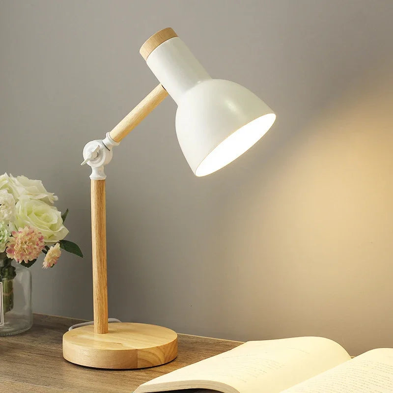 Dekorativ skandinavisk bordlampe. Minimalistisk interiørdetalj som gir stilrent stemningslys til hjemmet.