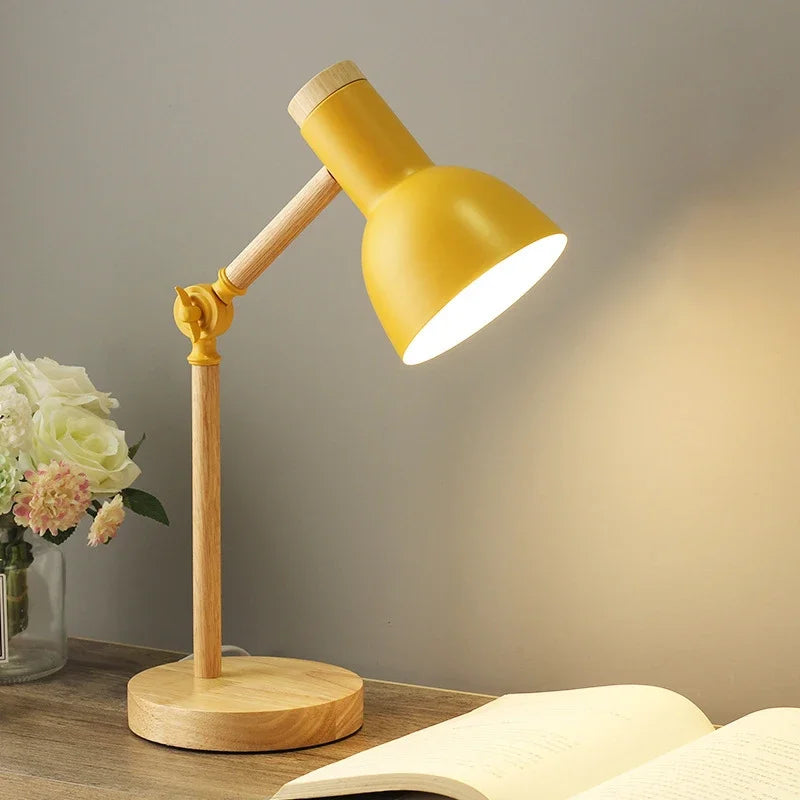 Moderne nordisk bordlampe med justerbar arm. Ideell for funksjonell leselampe, nattbordslampe eller dekorativ belysning.