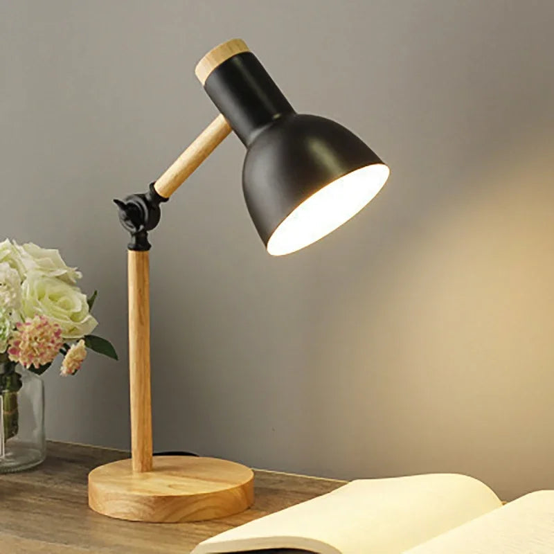 Minimalistisk bordlampe i skandinavisk stil for fleksibel belysning. Perfekt på skrivebord eller nattbord.