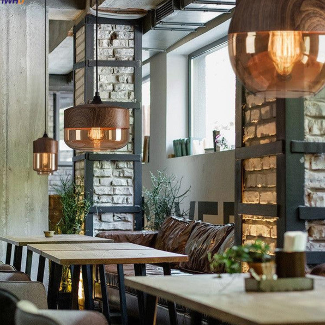 Beroligende belysning fra en minimalistisk skandinavisk taklampe, ideell for et moderne soverom.