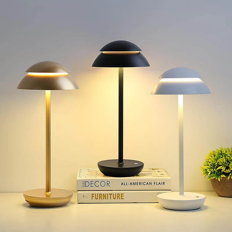 "Skandinavisk trådløs bordlampe i minimalistisk design, dimbar og laget av aluminium, tilgjengelig i gull, hvit og svart."