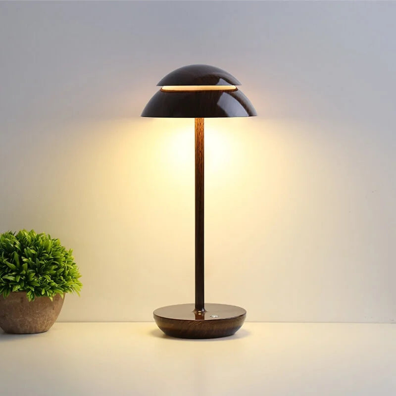 "Skandinavisk trådløs bordlampe i minimalistisk design, dimbar og laget av aluminium, tilgjengelig i gull, hvit og svart."