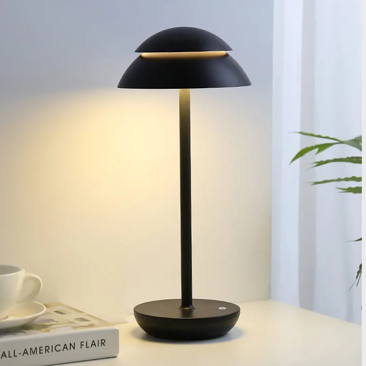 "Skandinavisk trådløs bordlampe i minimalistisk design, dimbar og laget av aluminium, tilgjengelig i gull, hvit og svart."