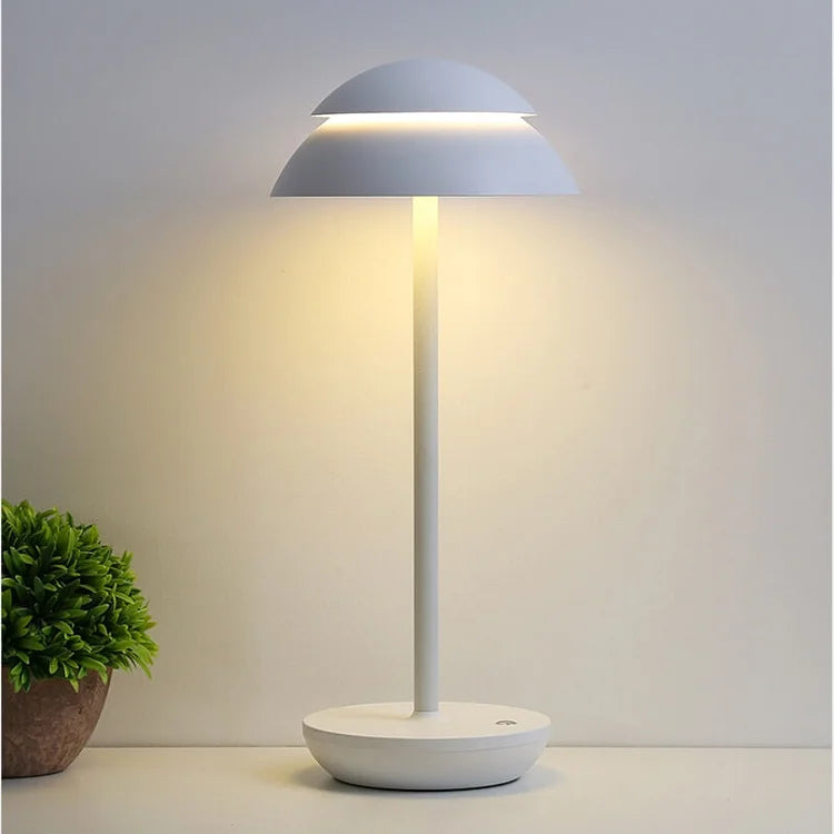 "Skandinavisk trådløs bordlampe i minimalistisk design, dimbar og laget av aluminium, tilgjengelig i gull, hvit og svart."