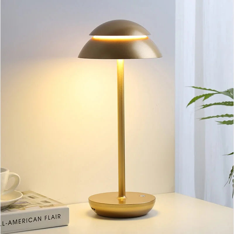 "Skandinavisk trådløs bordlampe i minimalistisk design, dimbar og laget av aluminium, tilgjengelig i gull, hvit og svart."