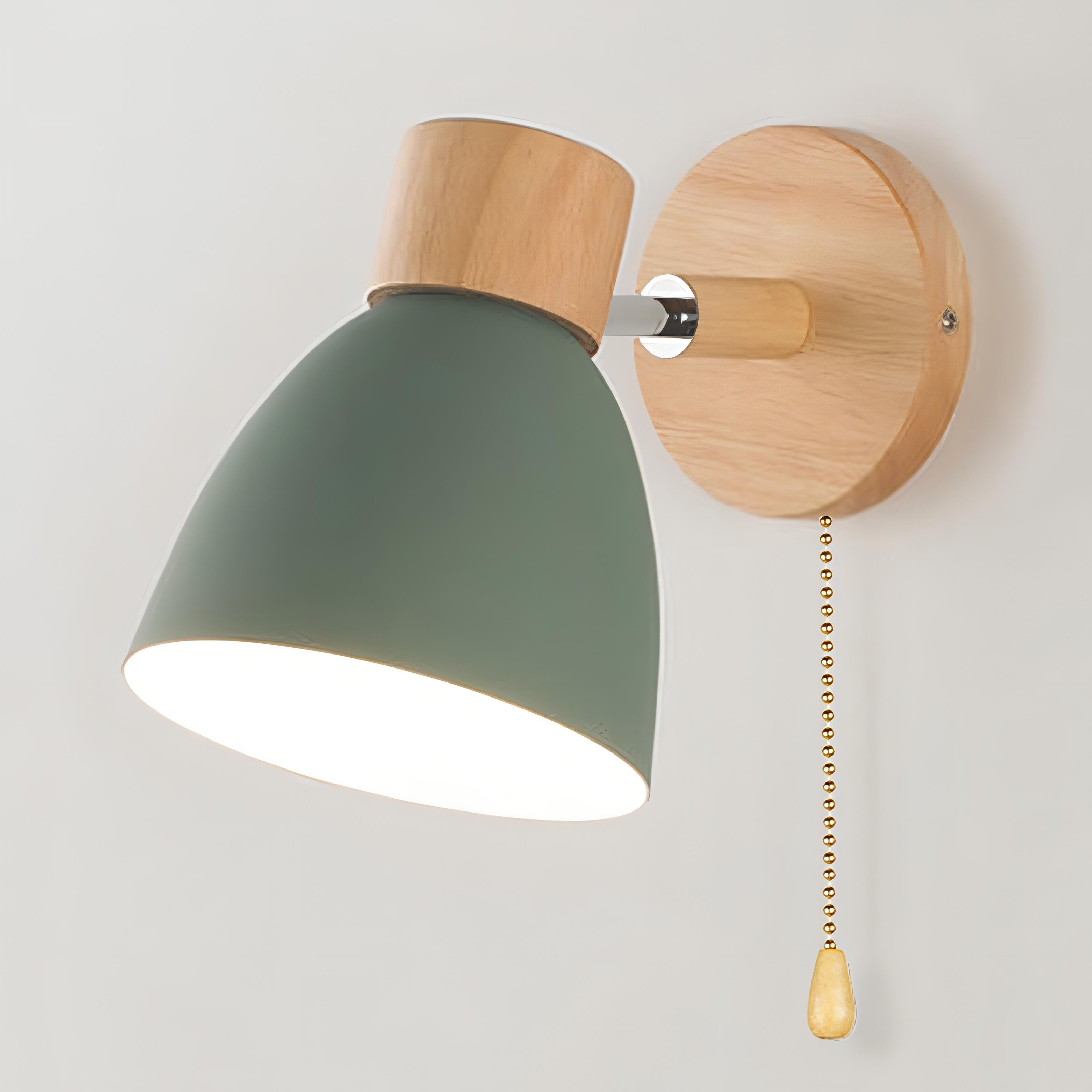 "Skandinavisk trevegglampe med metall detaljer, kompakt design, tilgjengelig i flere farger som grå, grønn, gul, hvit, rosa."