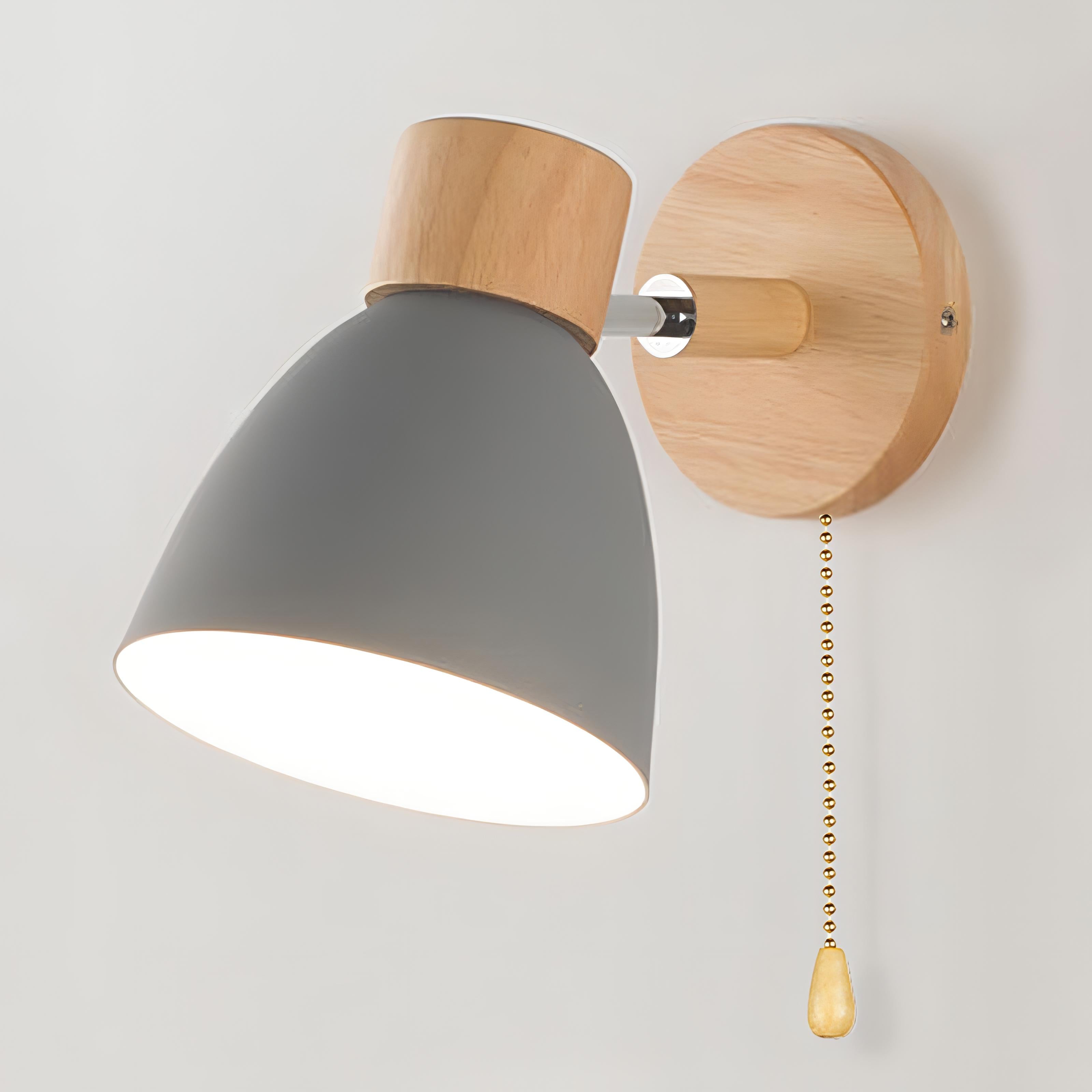"Skandinavisk trevegglampe med metall detaljer, kompakt design, tilgjengelig i flere farger som grå, grønn, gul, hvit, rosa."