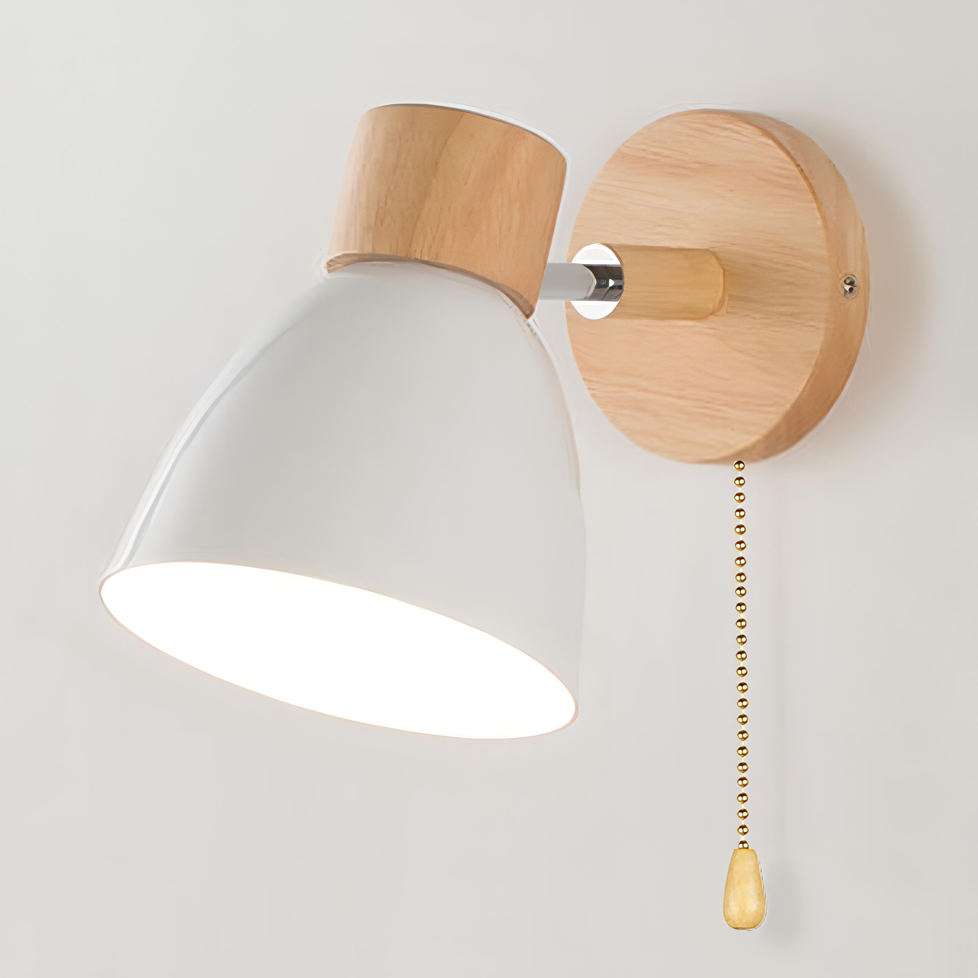 "Skandinavisk trevegglampe med metall detaljer, kompakt design, tilgjengelig i flere farger som grå, grønn, gul, hvit, rosa."