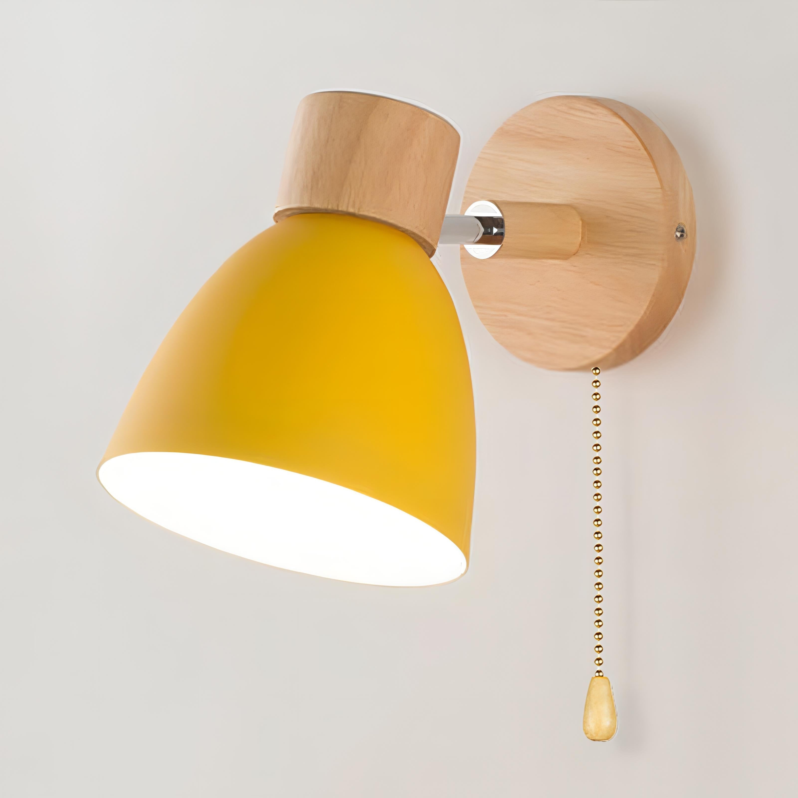 "Skandinavisk trevegglampe med metall detaljer, kompakt design, tilgjengelig i flere farger som grå, grønn, gul, hvit, rosa."