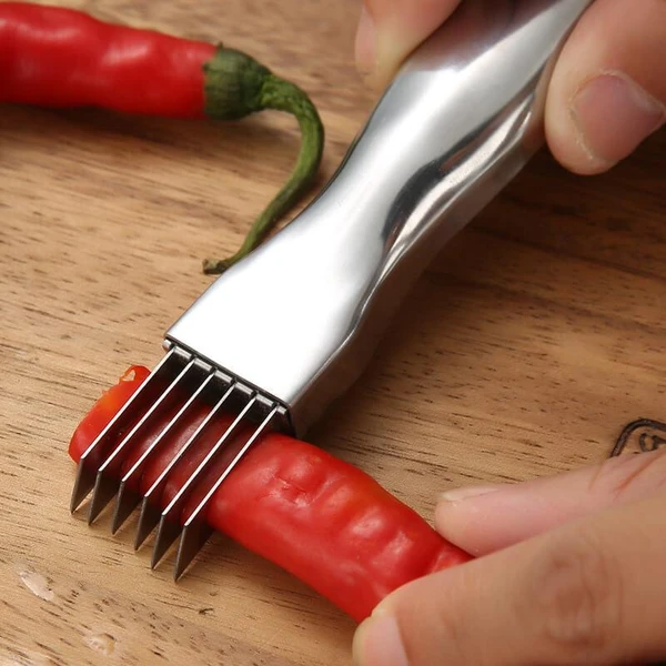 "Skarp løkkniv i rustfritt stål med ergonomisk håndtak, perfekt for grønnsakskutting på ditt kjøkken."