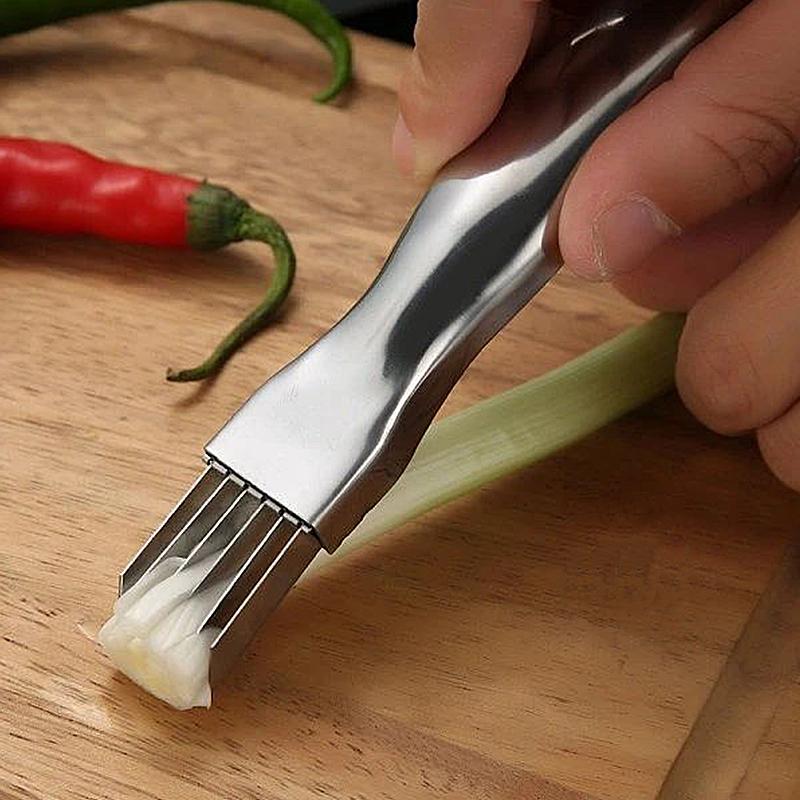 "Skarp løkkniv i rustfritt stål med ergonomisk håndtak, perfekt for grønnsakskutting på ditt kjøkken."