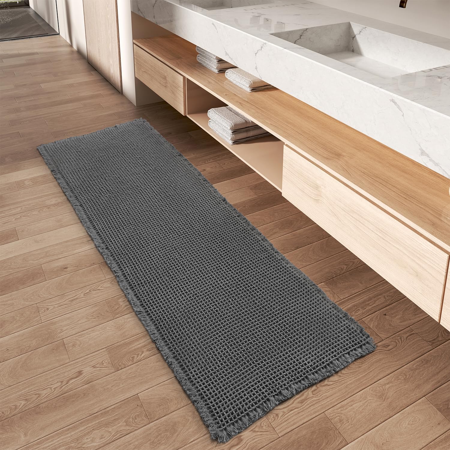 Elegant boho løperteppe med vaffelstruktur. Sklisikkert og vaskbart teppe perfekt for kjøkkenet.