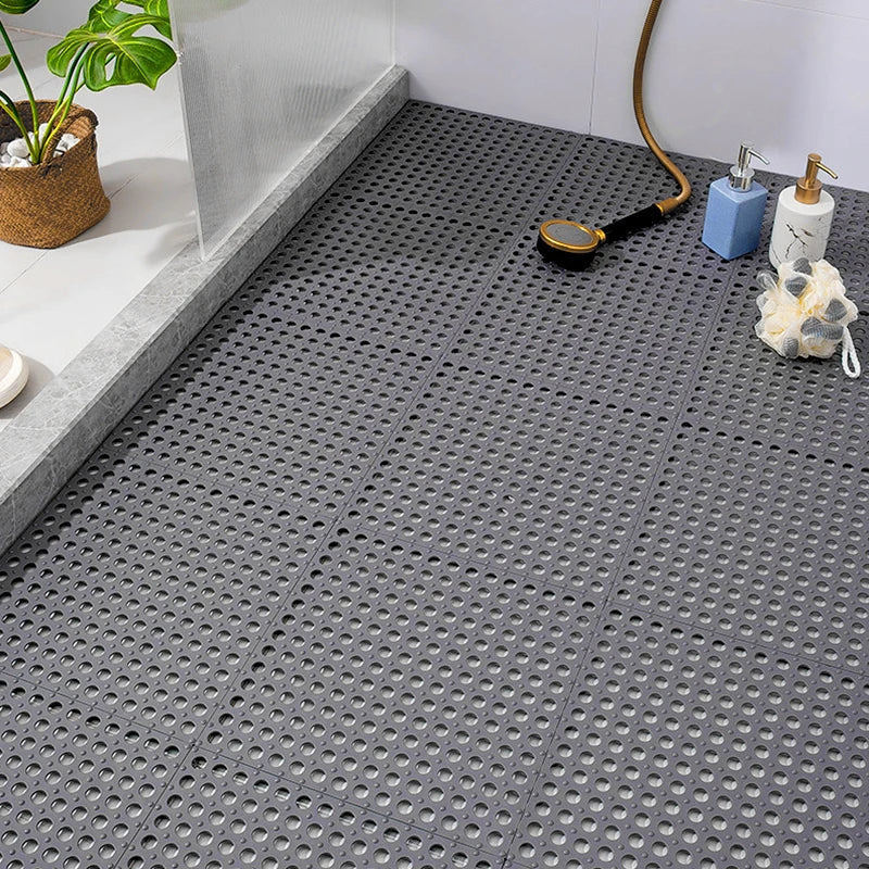Detaljbilde av sklisikker dusjmatte med sugekopper for optimalt grep på baderomsgulv. Enkel rengjøring.