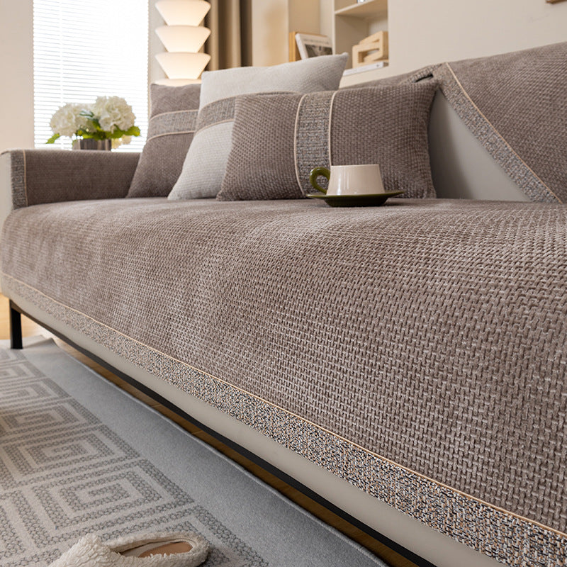 Elegant sklisikkert sofatrekk på sofa, moderne hjemmetekstil som forbedrer interiøret og gir møbelbeskyttelse.