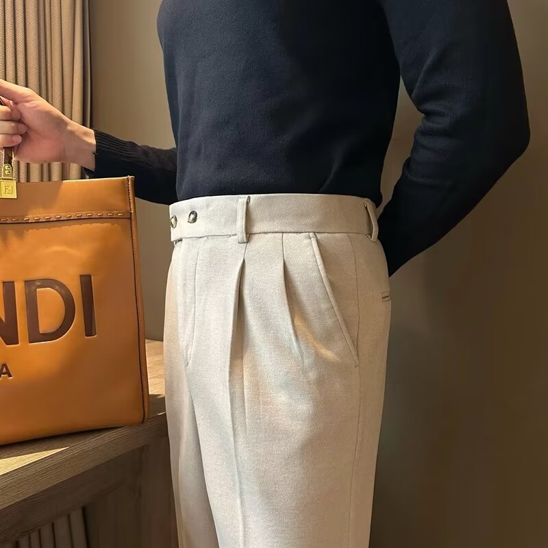 Komfortable dressbukser for menn, skreddersydd passform, høy midje. Ideell for profesjonell stil og eleganse.