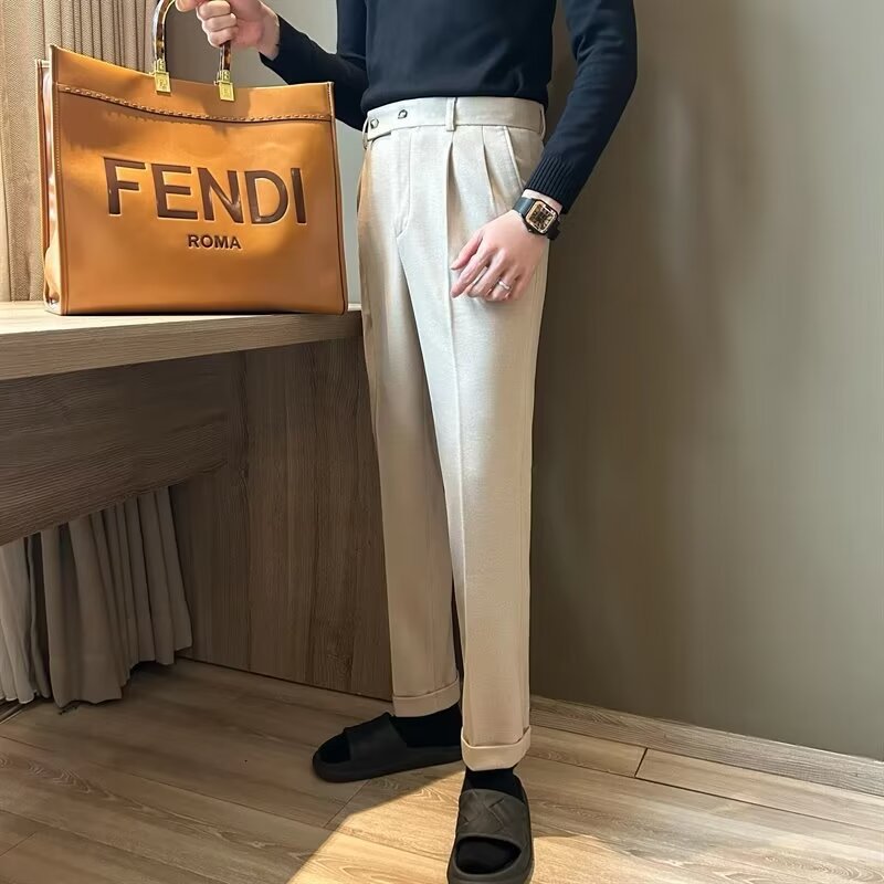 Formelle menns dressbukser med elegant plissering og høy midje. Tidløs stil for enhver garderobe.
