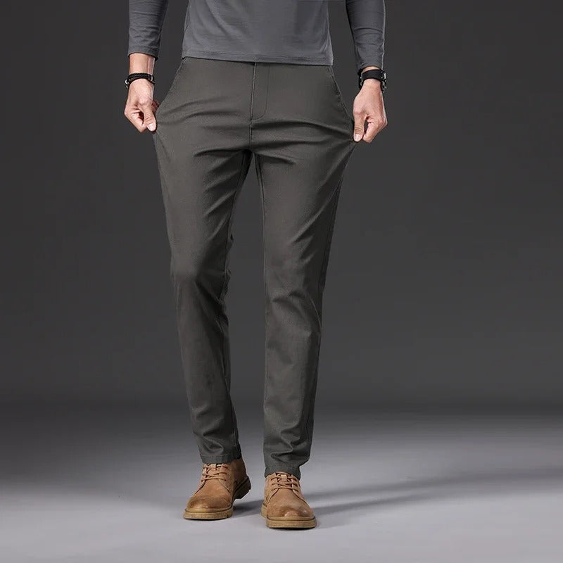 Fritids- og kontorbukse for menn. Slim fit med komfortabel elastisk midje, for den moderne mannen.
