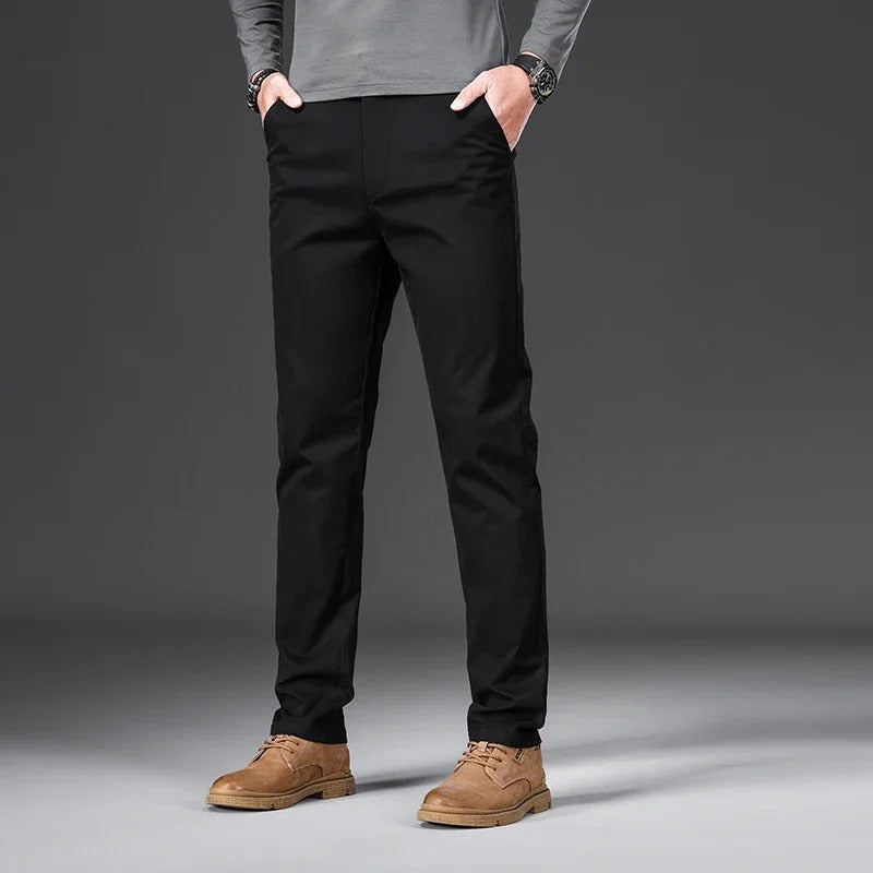 Trendy slim fit herrebukse med elastisk midje. Gir en moderne look og uovertruffen komfort.