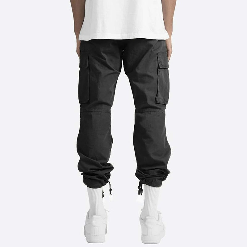 Detalj av slim fit herre cargo bukse, bomullsblanding, viseren stor sidelomme og sømmer.