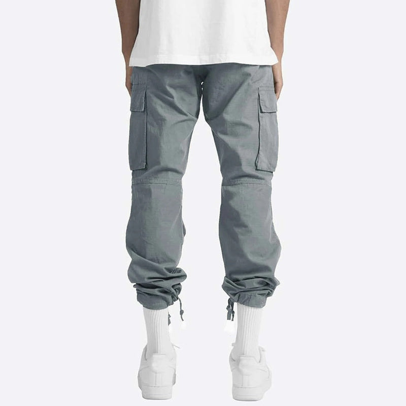 Bakside av slim fit cargo bukse for menn, ensfarget bomullsblanding, med baklommer.