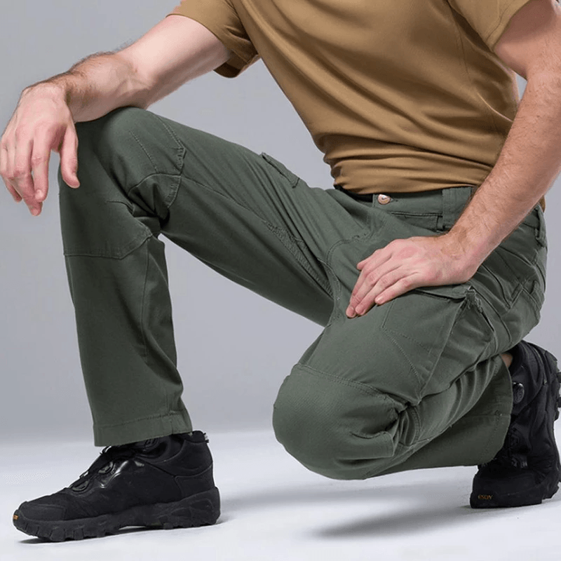 "Slitasjebestandige taktiske turbukser for menn, frontvisning. Ergonomisk design, praktiske lommer og elastisk benkant."