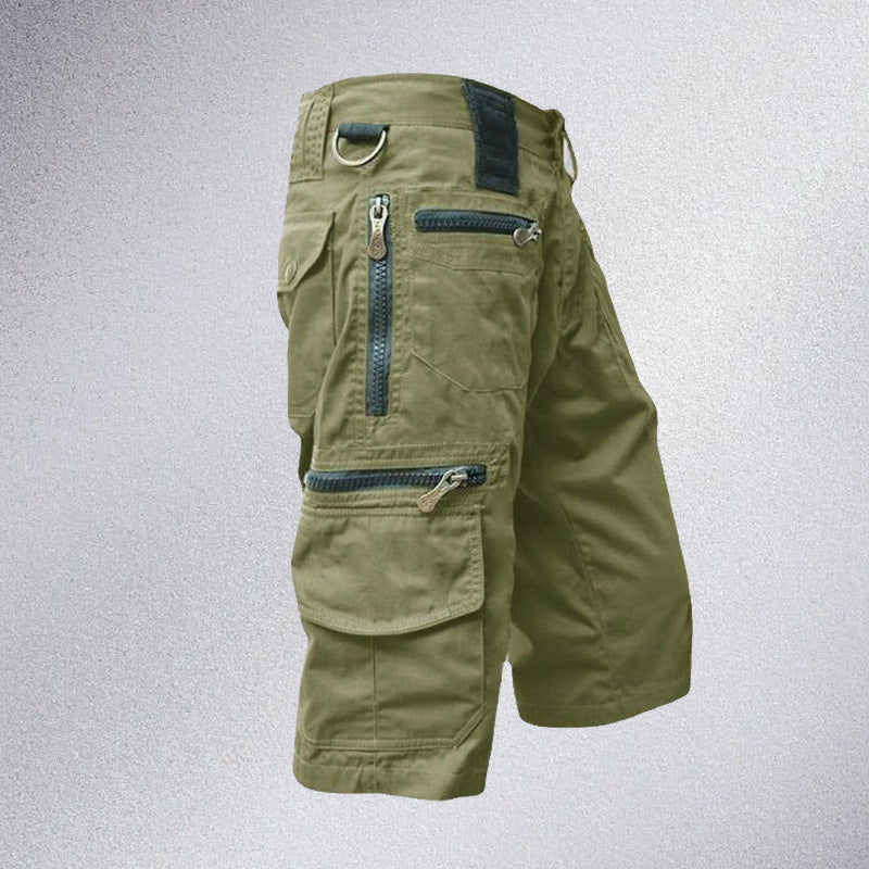 "Slitesterke herreshorts i 100% bomull, capri design med elastisk linning og 8 lommer for utendørsaktiviteter"