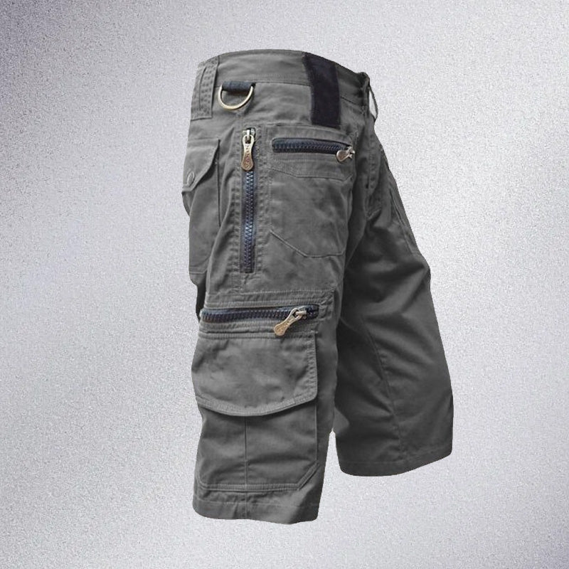 "Slitesterke herreshorts i 100% bomull, capri design med elastisk linning og 8 lommer for utendørsaktiviteter"