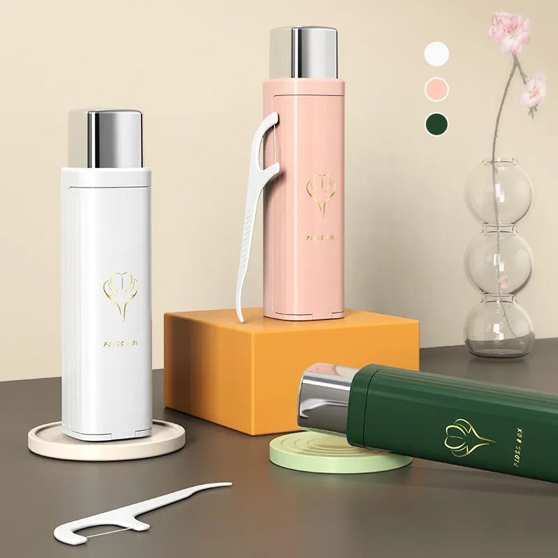 "Smart bærbar tanntråddispenser, kompakt for hygiene på farten, med plass til 8 tråder. Tilgjengelig i grønn, hvit, rosa."