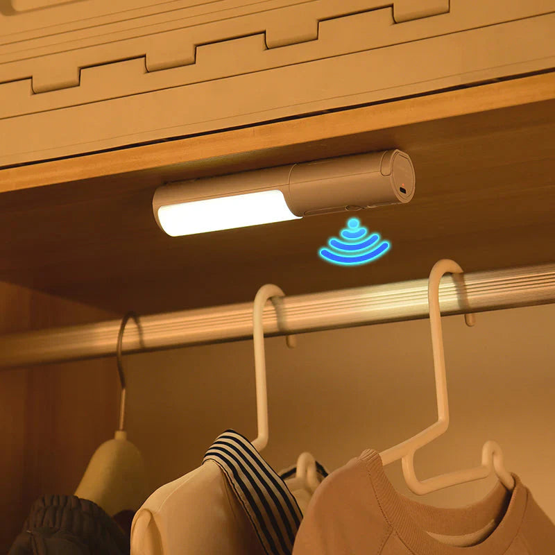 Smart oppladbar nattlampe med LED og bevegelsessensor, ideell for ganglys og soverom.