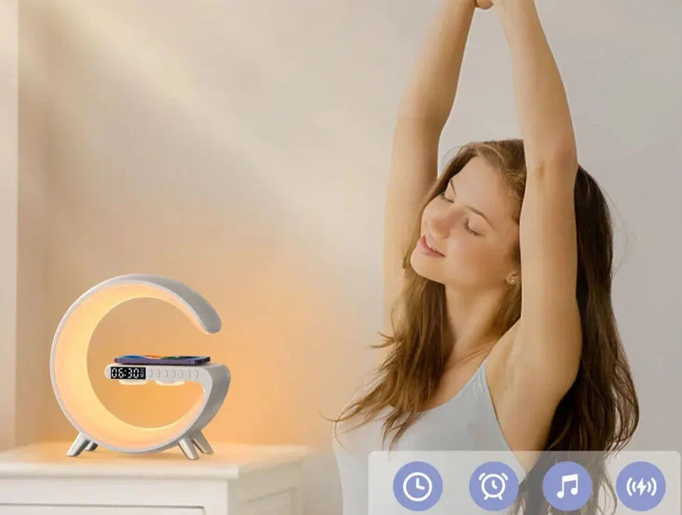 Elegant smartlampe med høyttalerfunksjon og trådløs ladeplate. En all-i-ett løsning for smarte hjem.