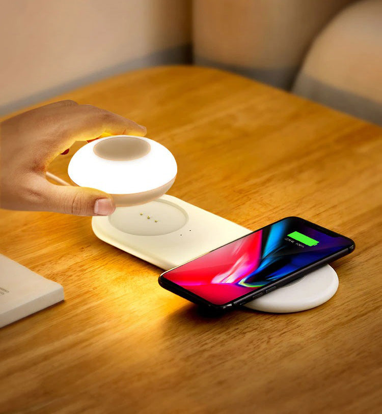 Moderne bordlampe med trådløs lader, elegant design for smart interiør.