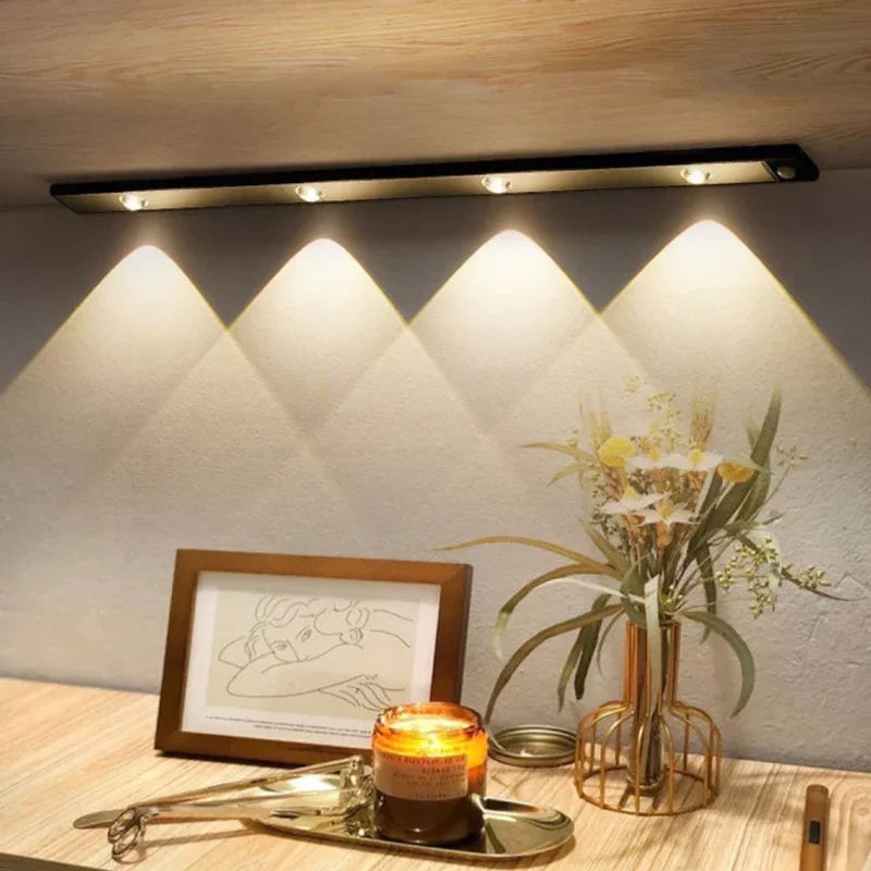 Dekorativ LED-lampe, trådløs og smart med bevegelsessensor. Ideell for moderne hjemmeinnredning og nattlys.