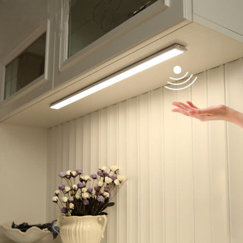 Trådløst sensorlys for skap og garderobe, LED-belysning med bevegelsessensor og oppladbart batteri.