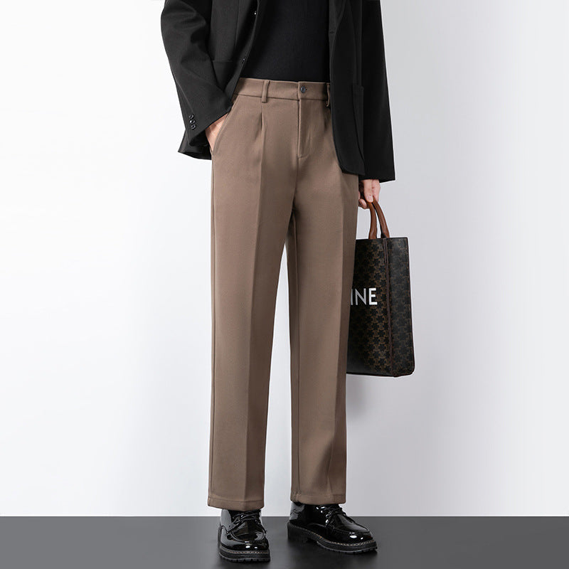 Nærbilde av minimalistiske slim fit herrebukser. Skreddersydd og elegant, perfekt for formell bruk.