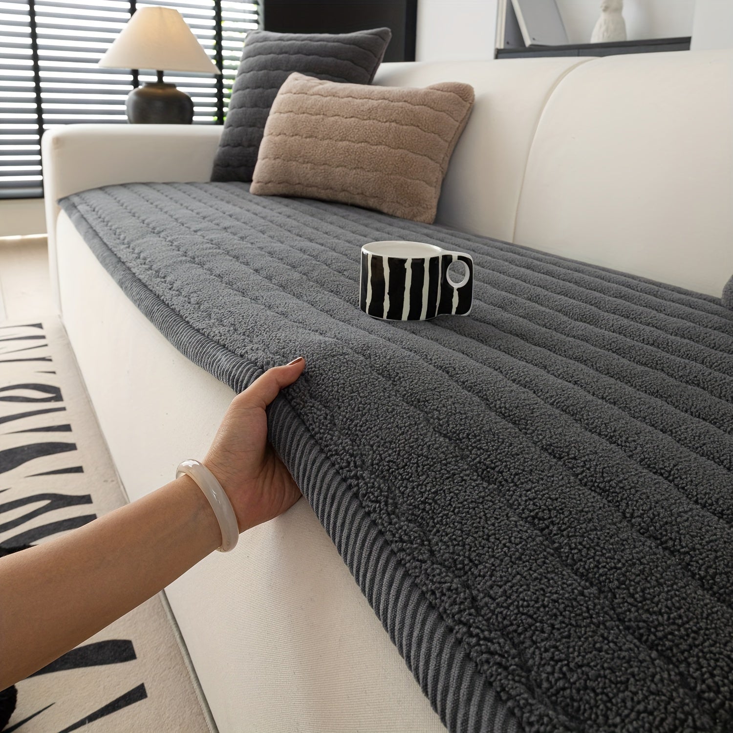Sklisikkert sofatrekk som beskytter sofaen effektivt. Ideelt som møbelbeskyttelse og hjemmedekor i stuen.