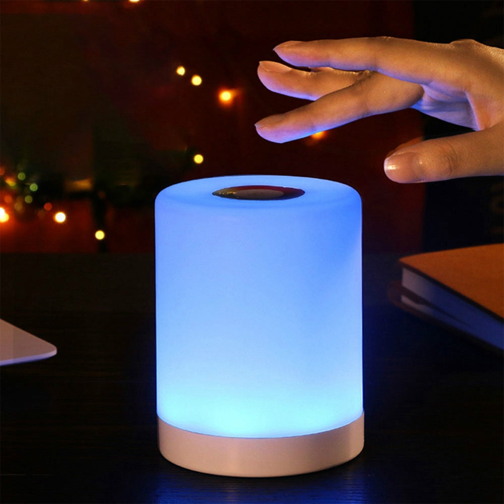 Bærbar LED nattlampe som viser skiftende RGB-lys, skaper en koselig atmosfære, ideell for soverom.
