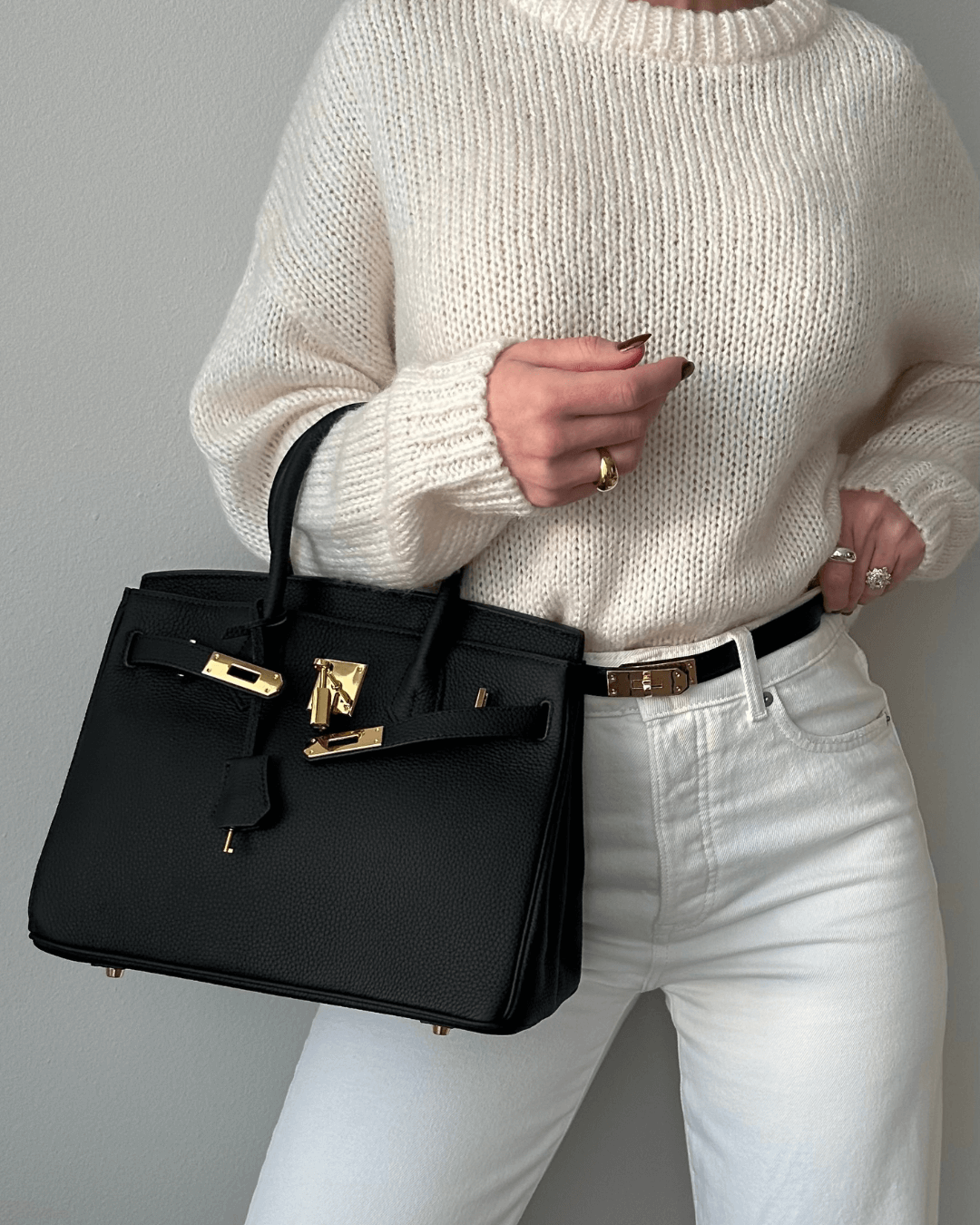 "Sofistikert skinnveske i luksuriøst skinn, elegant og romslig, perfekt for moderne stil."